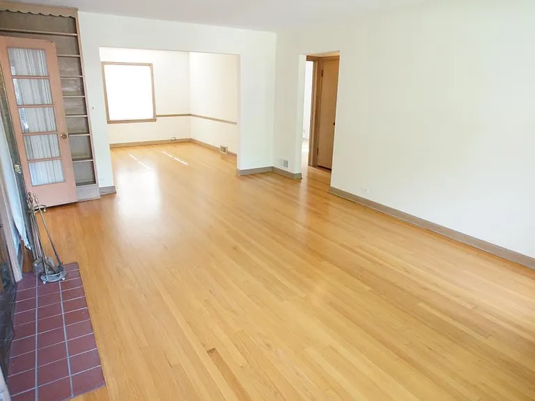 1229 Middlebury Ln — Photo 2