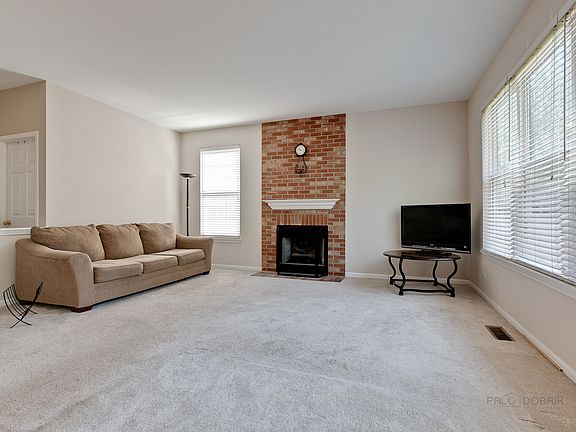 4th image of 475 Ashford Ln