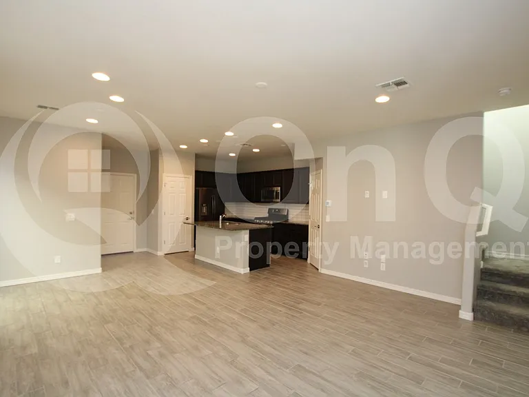 5742 W Raymond St — Photo 4