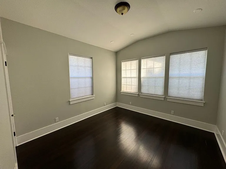 498 Johnston St — Photo 21