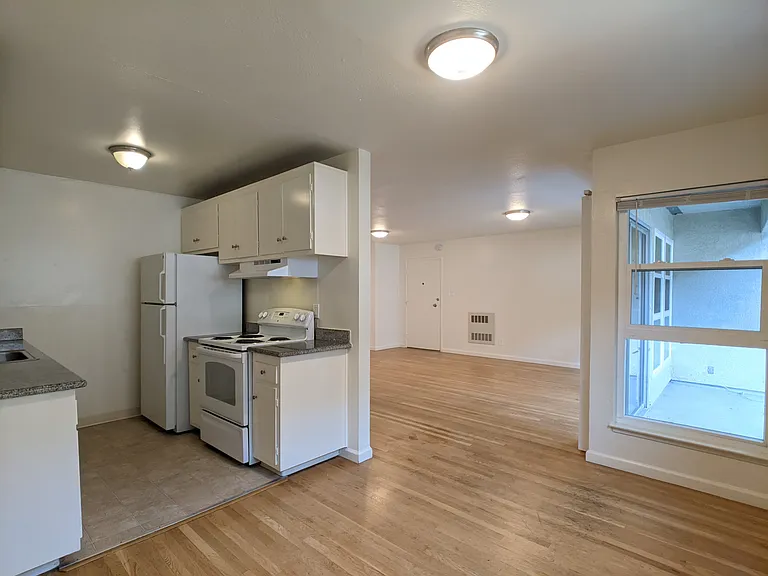 Vanguard Apartments — Photo 15