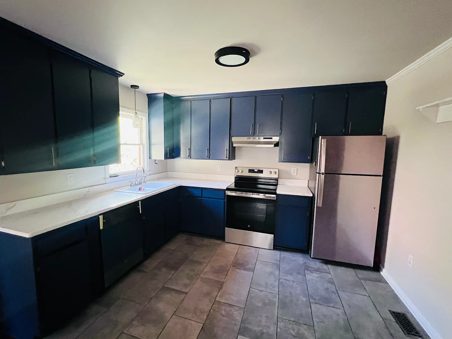 3 bed, 1120 sqft, $2,100 — Photo 2