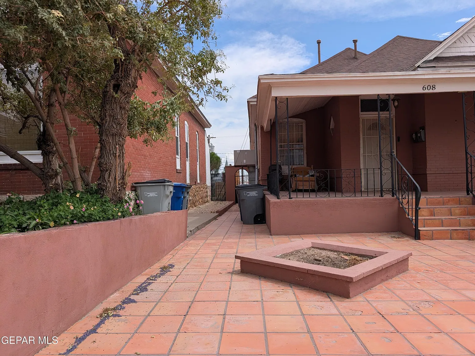 2 bed, 1.0 bath, 1221 sqft, $1,150 — Photo 1