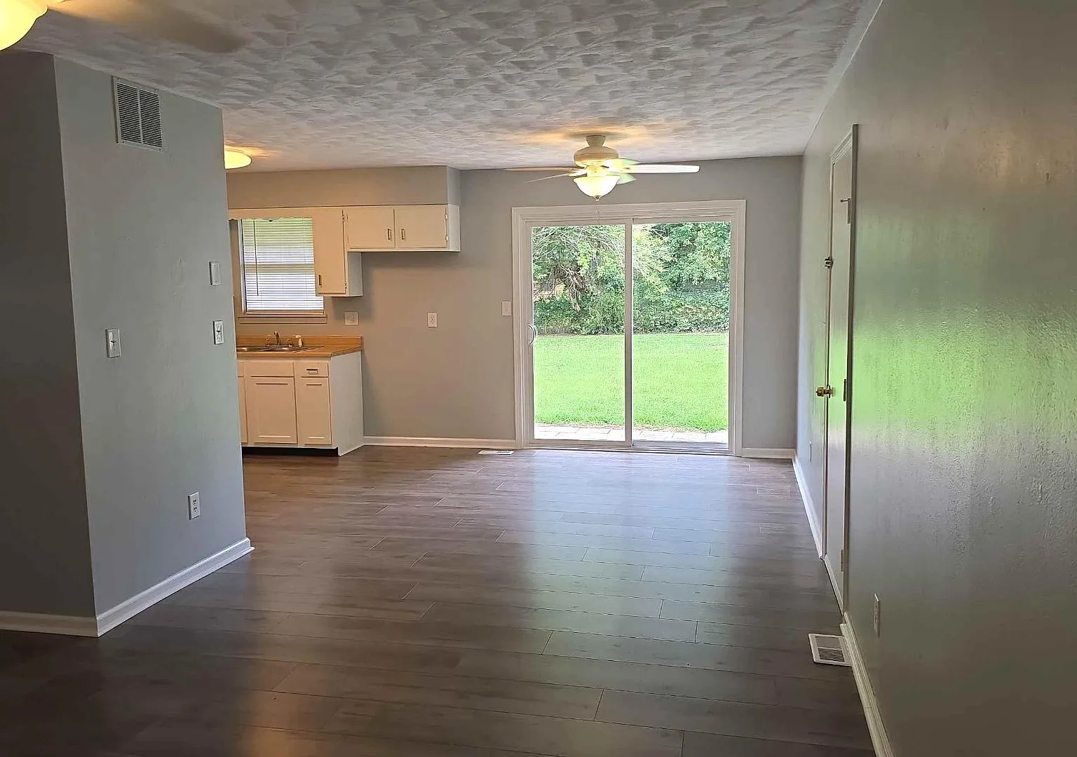 1202 Kristopher Av — Photo 2