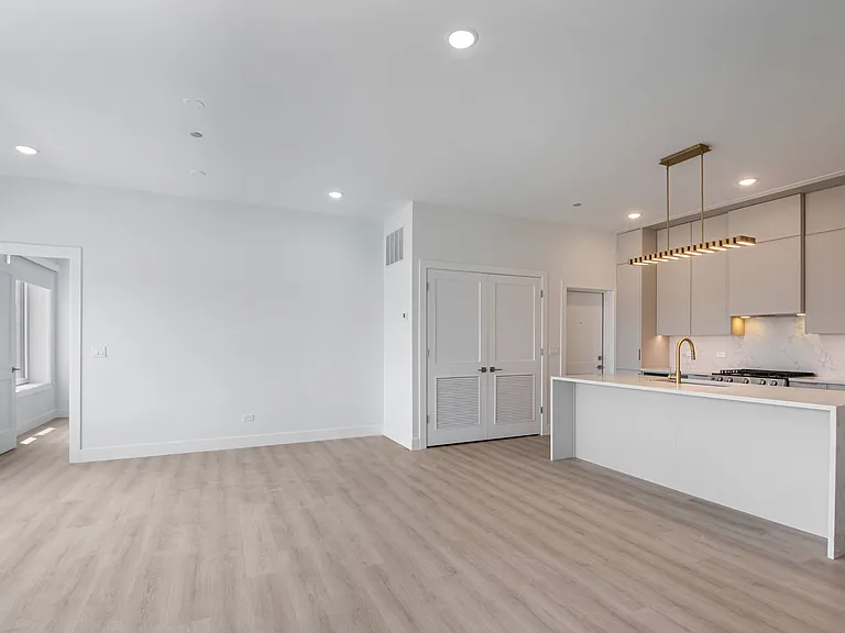 North + Damen — Photo 17