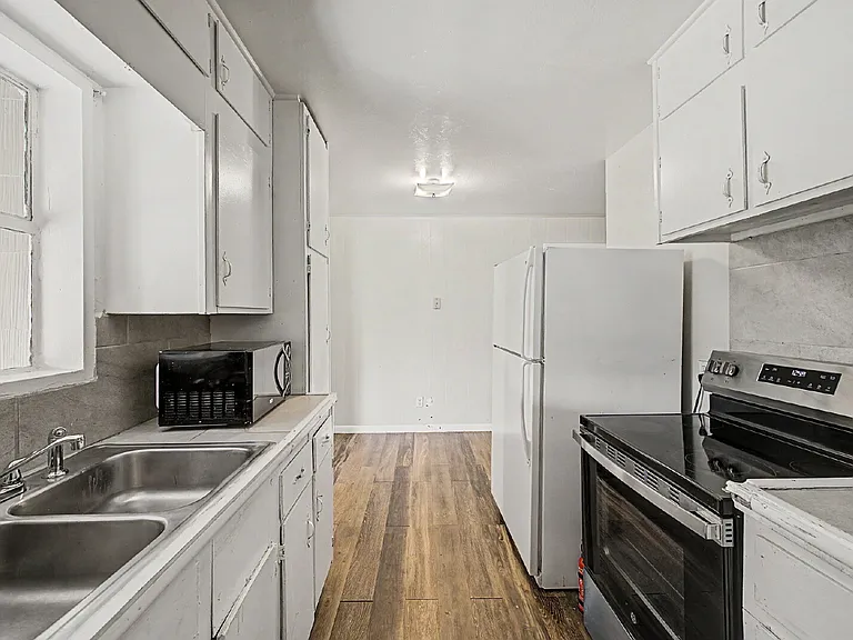1230 S Grape St — Photo 16
