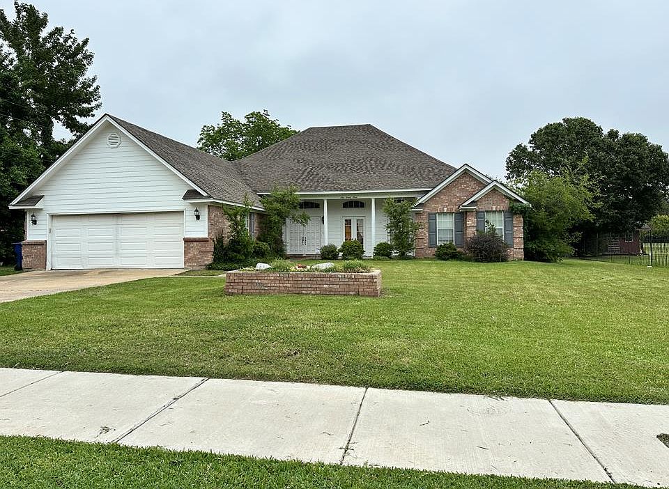 1st image of 923 S Martin Luther King Dr