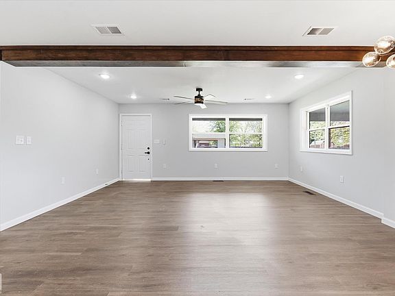 4th image of 800 E Elm St