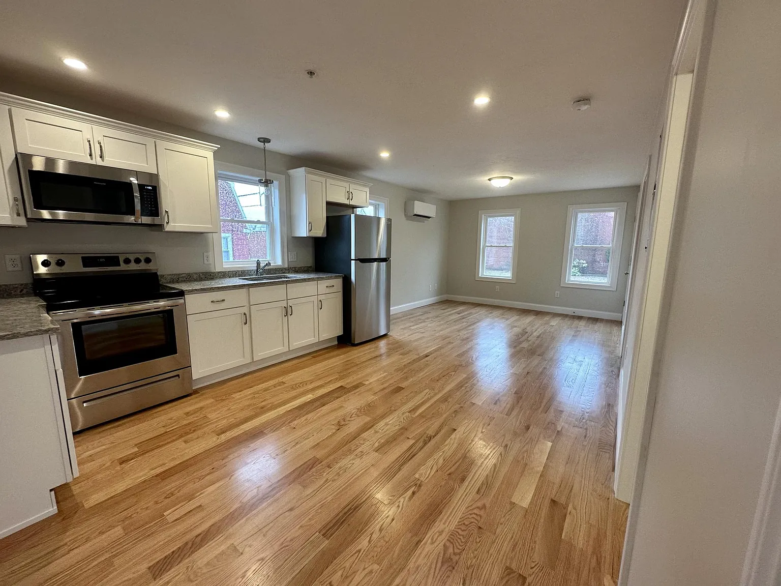 2 bed, 9999 sqft, $1,900 — Photo 2
