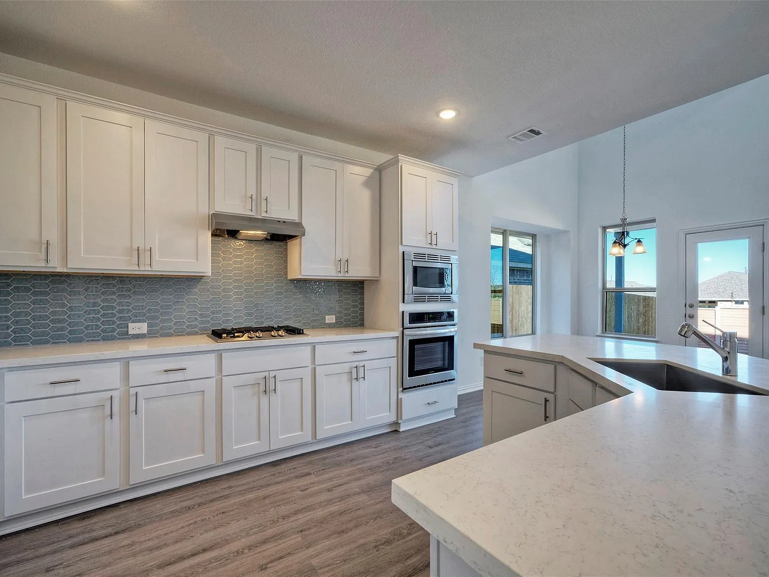 4 bed, 3.0 bath, 2640 sqft, $2,950 — Photo 4