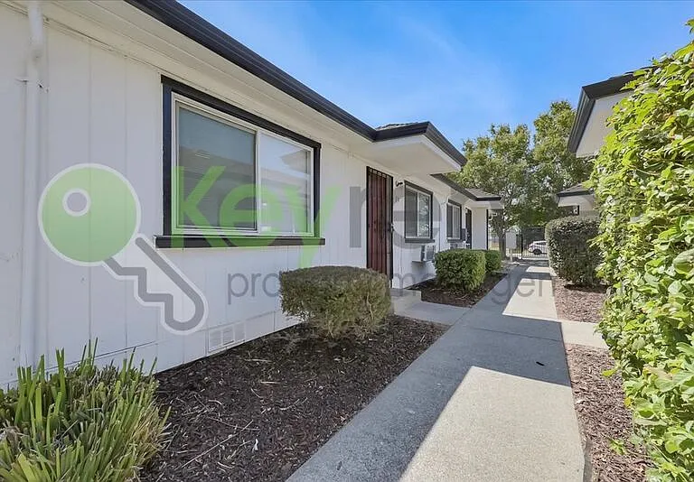 1071 Santiago Ave #6 — Photo 11