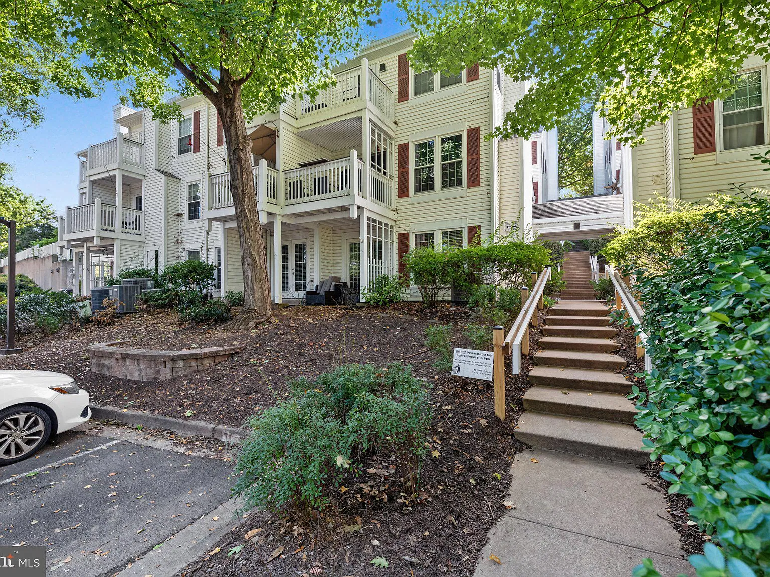 1 bed, 1.0 bath, 1078 sqft, $2,350 — Photo 3
