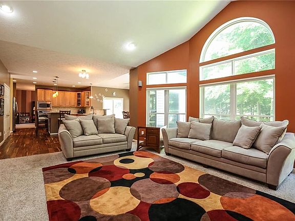 5th image of 42 W Ham Cir