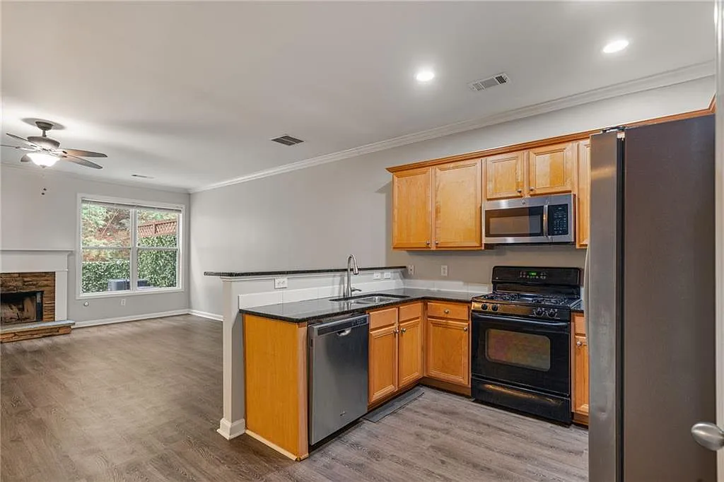 3 bed, 3.5 bath, 2390 sqft, $2,400 — Photo 3