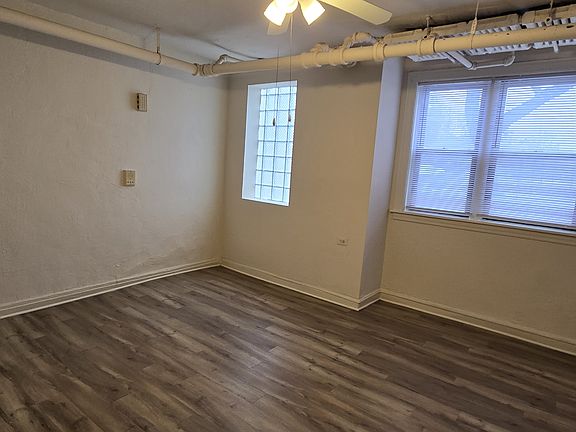 3rd image of 2036 W Wellington Ave #G