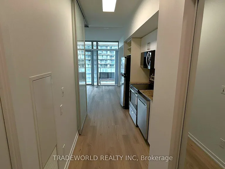 103 The Queensway #1210 — Photo 2