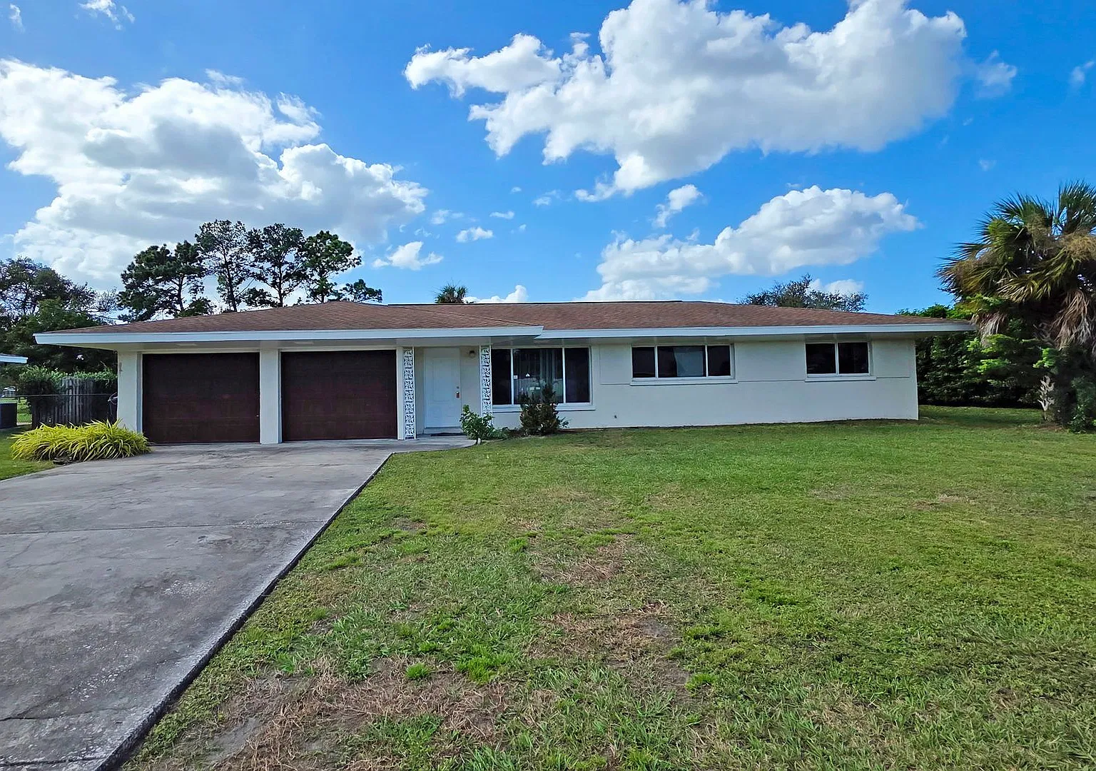 Light-Filled Vintage 3/2 with Golf Course Views on an Oversized Lot in Whitefield Estates — Photo 2