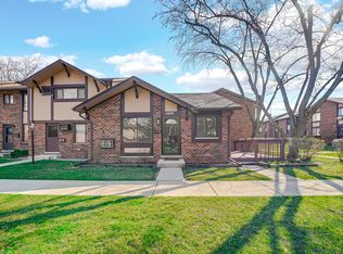 1S141 Eliot Ln, Villa Park, IL