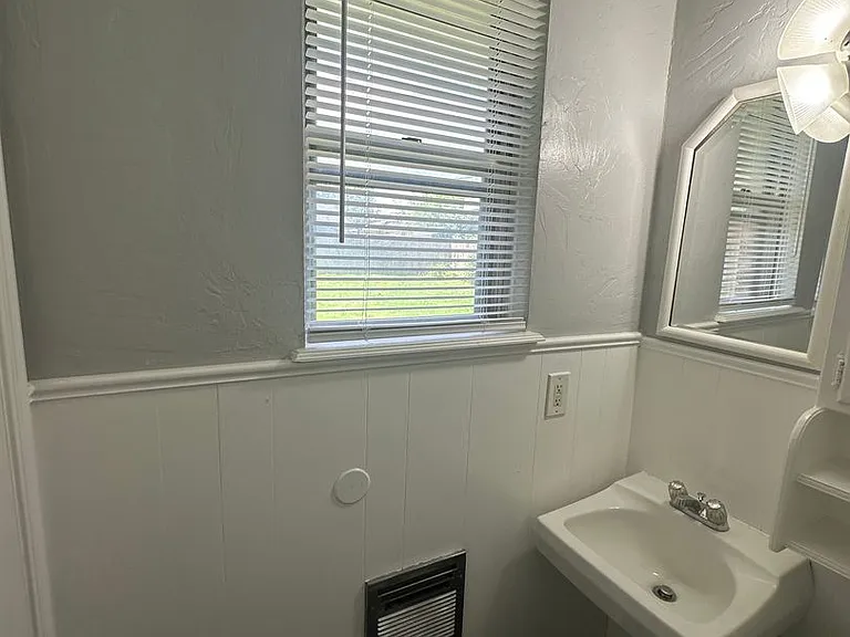 4844 Woodview Dr — Photo 34
