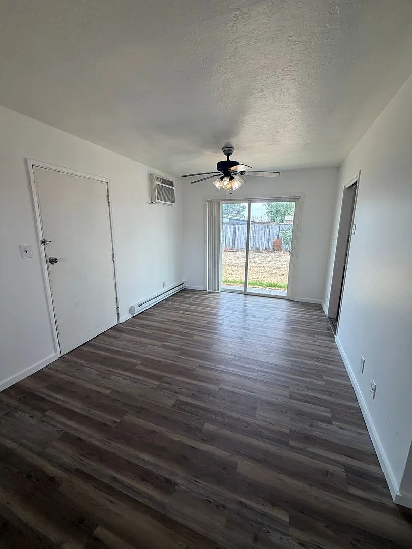 3 Bedroom Home Fully Fenced Front & Back Yards. — Photo 3