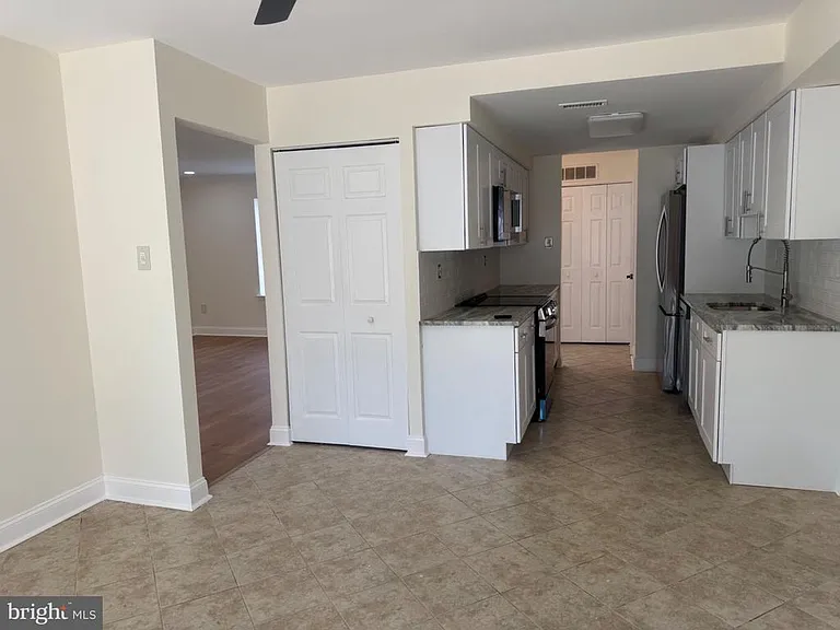 220 Deerpark Ct — Photo 10
