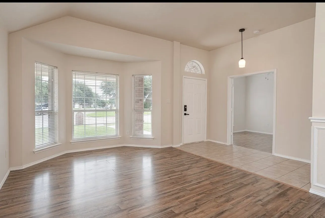 4 bed, 2112 sqft, $2,395 — Photo 4