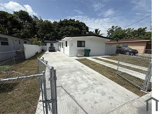 1170 NW 25th St — Photo 10