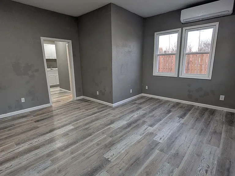410 E 6th St — Photo 21