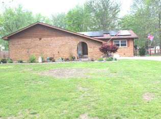 210 Circle Dr, Salem, IL 62881
