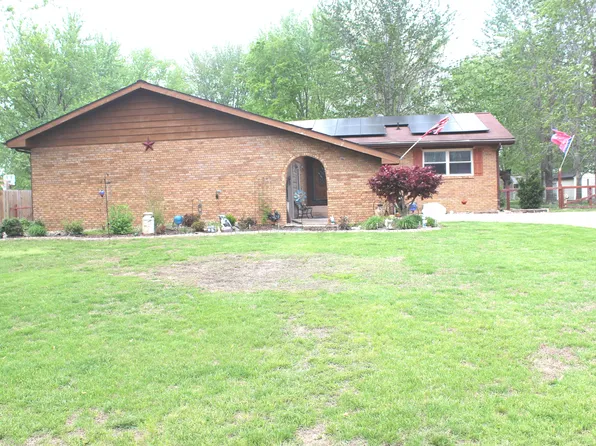 210 Circle Dr, Salem, IL 62881