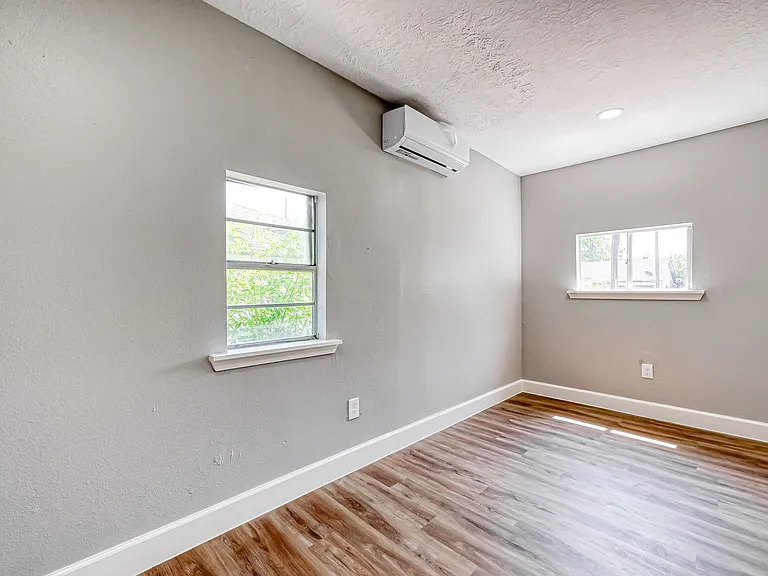 6715 Victoria St — Photo 11