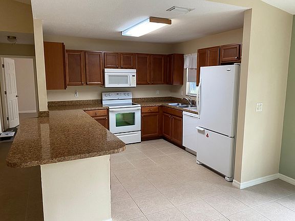 Large kitchen with nice newer appliances and cabinets.