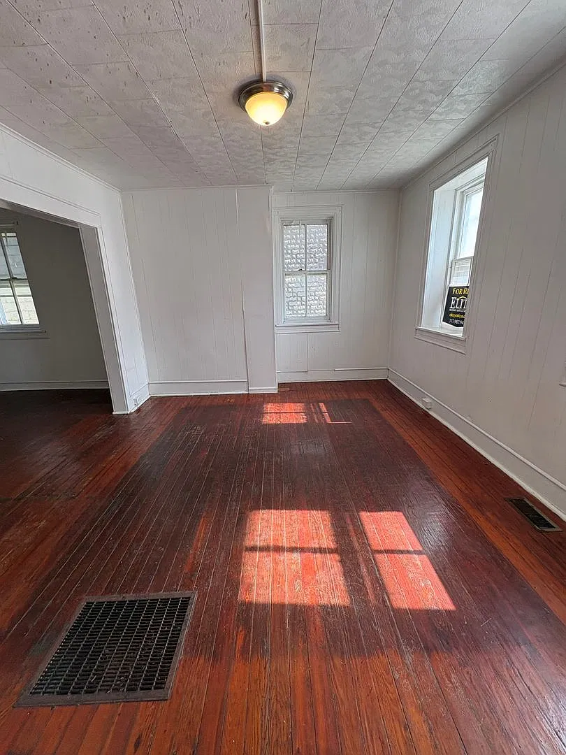 6 Bedroom Detached House in East Side of York City — Photo 2