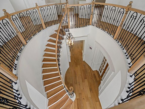 3rd image of 98 E Beckonvale Cir