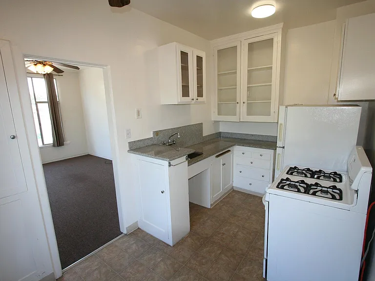 1458 E 33rd St #15 — Photo 5