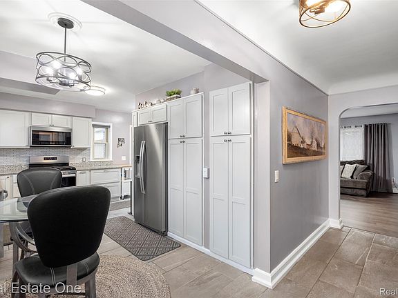 4th image of 1030 E Silverbell Rd