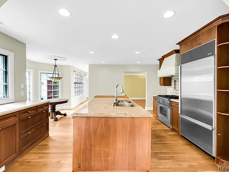 455 Linden Rd — Photo 16