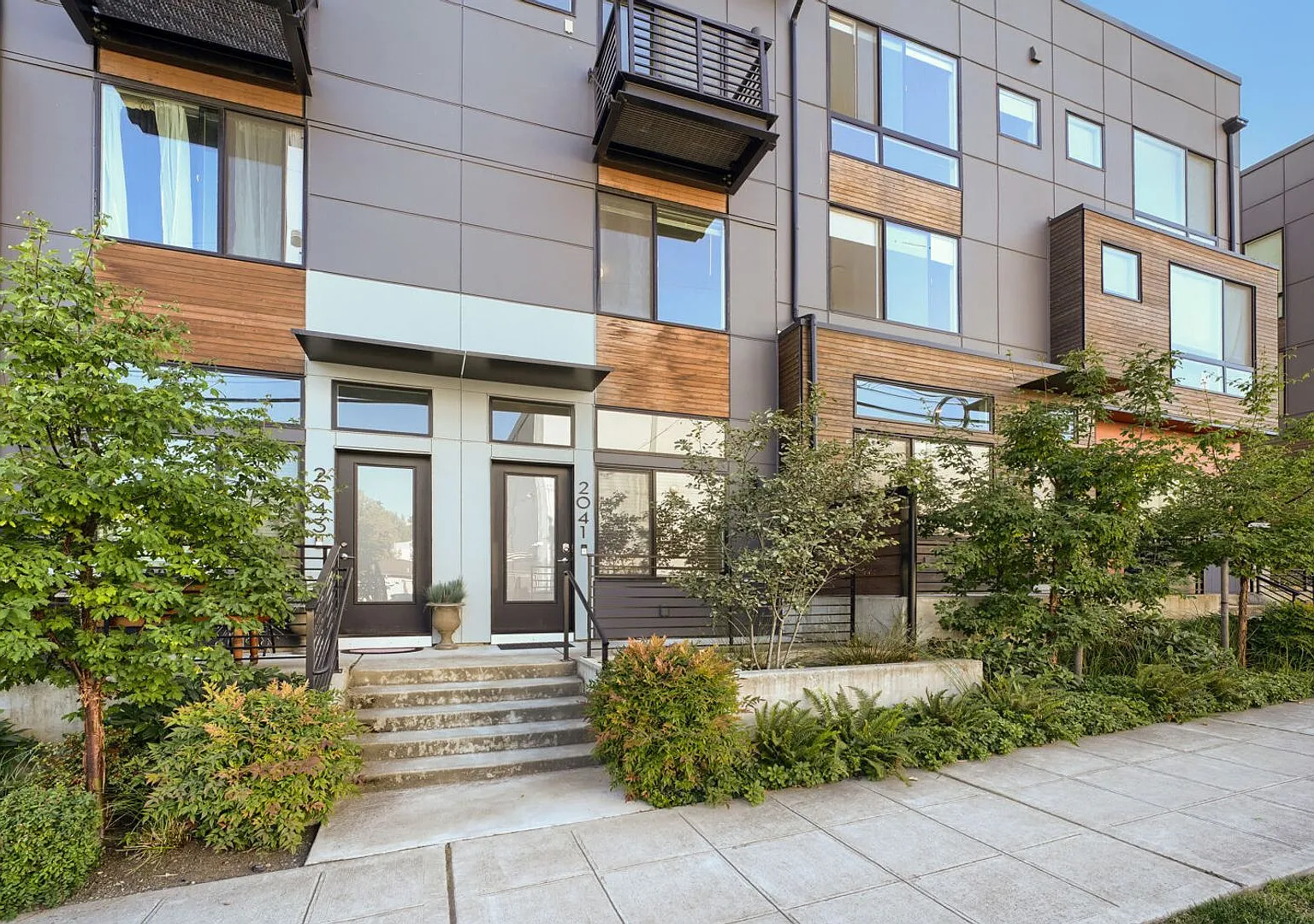 Stunning 2bed/2bath Townhome in Convenient Seattle Location! — Photo 1