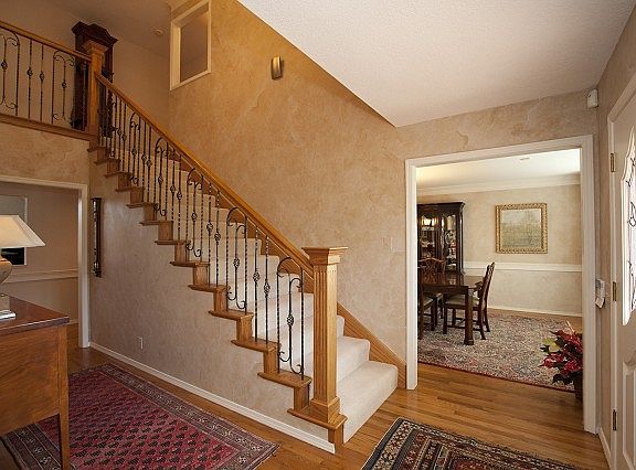 Gorgeous entry with hardwood in this 2-story home