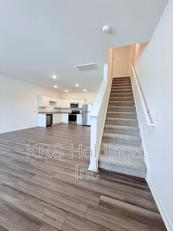 3 bed, 2.5 bath, 1594 sqft, $1,850 — Photo 3