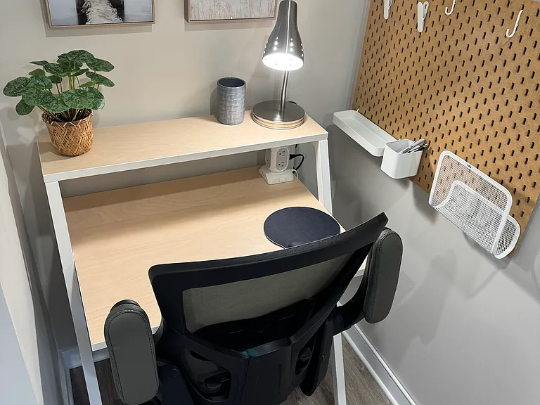 Professional desk setup for corporate travellers in Ottawa.