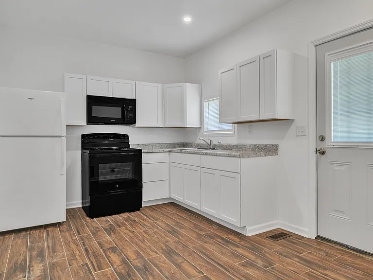 518 N Pearl St — Photo 3