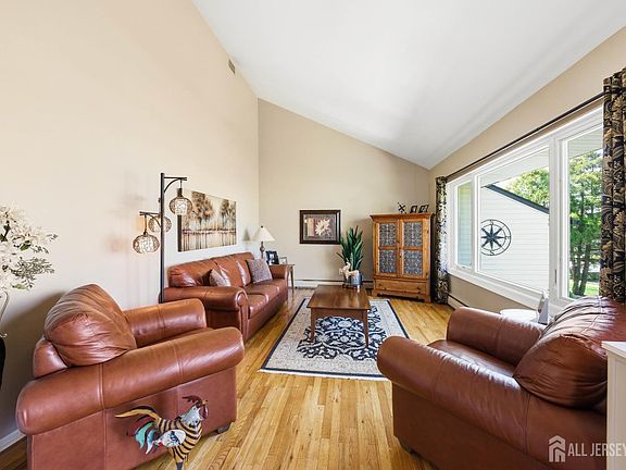 3rd image of 96 Drake Pl