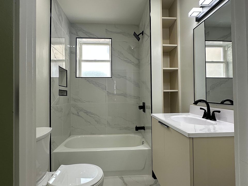 Enjoy Comfy Full Bathroom