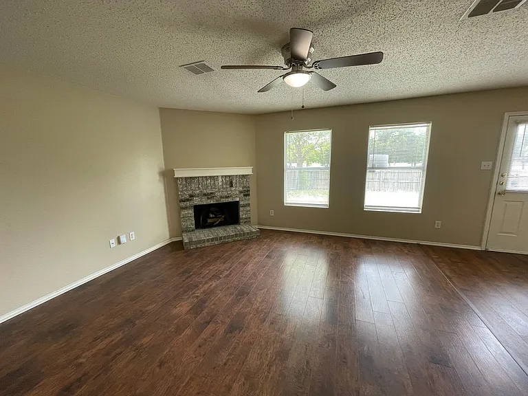 1420 Bumble Bee Dr — Photo 2