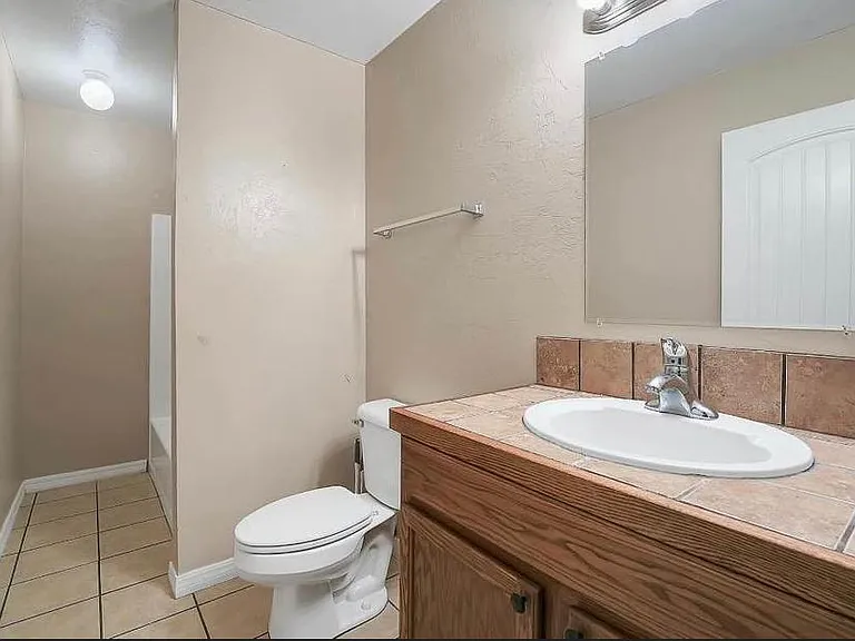 501 E Washington Ave — Photo 16