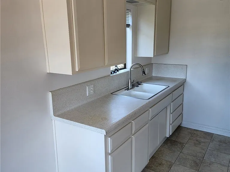 1525 E 2nd St #6 — Photo 11