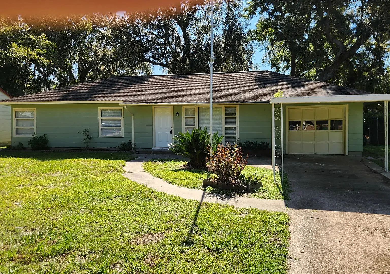 906 Avenue A — Photo 1