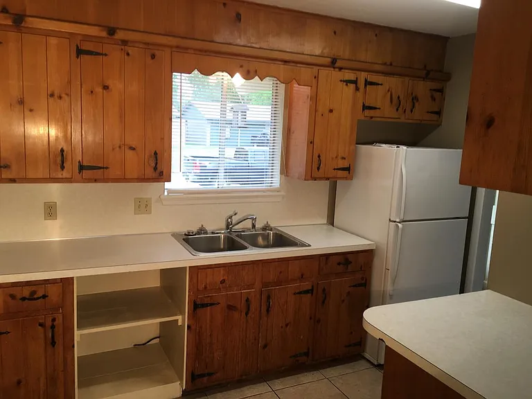332 S Hickory Pl — Photo 2