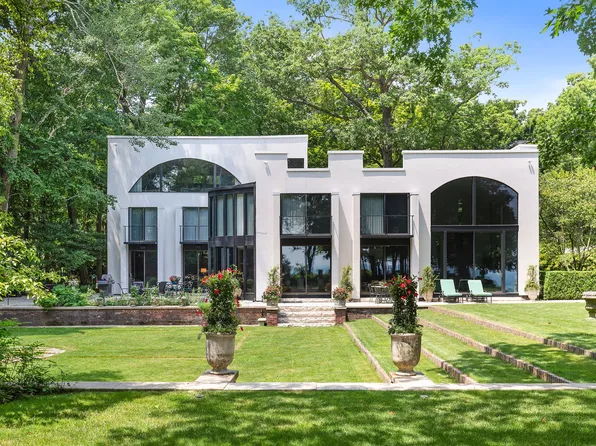 575 Lakeland Dr, Lake Bluff, IL 60044